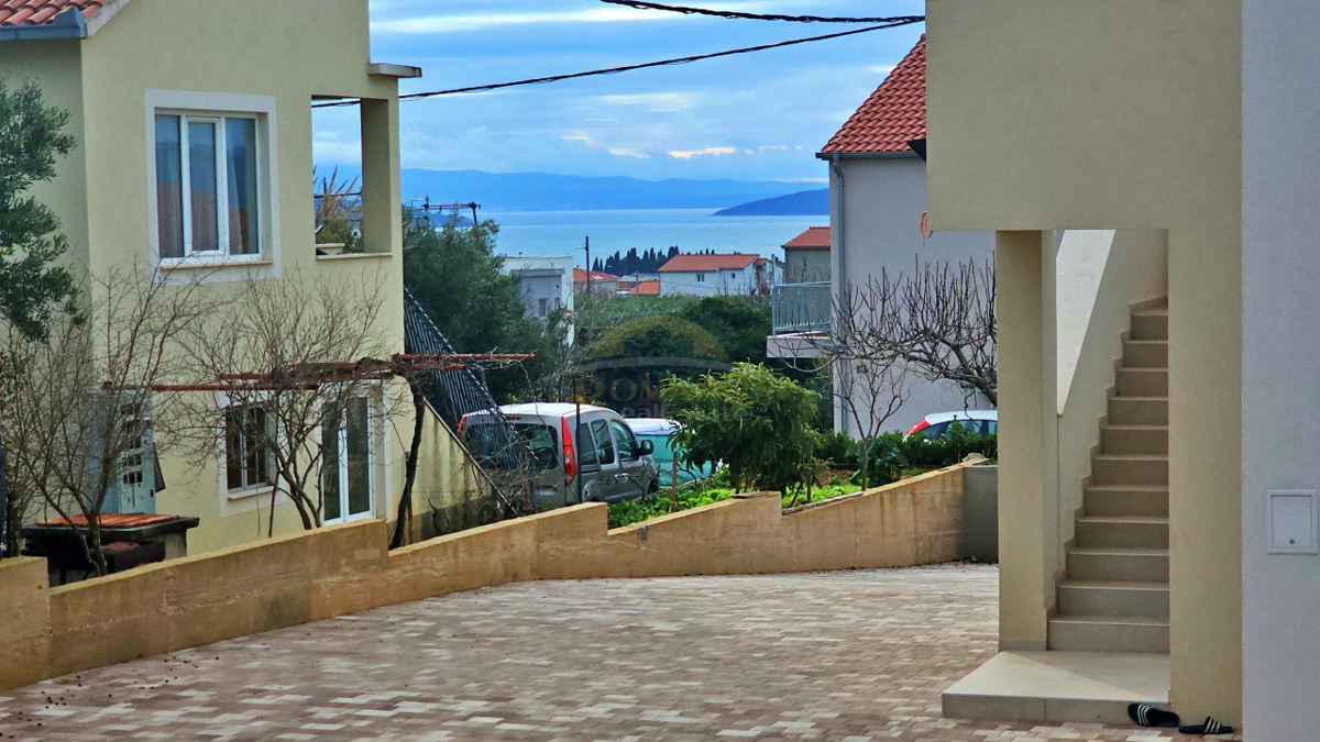 VENDITA: Ampio trilocale con grande giardino – Kaštel Stari (Nuova costruzione)